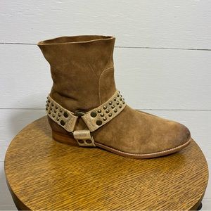 NWOT Zadig & Voltaire, tan suede, moto boots, detachable gold stud harness